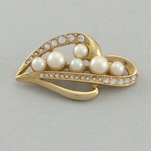 Vintage Signed Richelieu Brooch Pin Goldtone Metal Faux Pearls Rhinestones